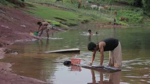 Washing Clothes in the River Vídeo Stock 40073407