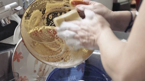 Washing dishes Vídeo Stock 99725692