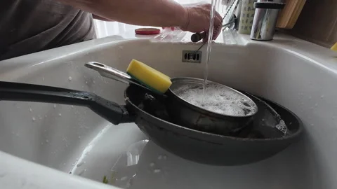 Washing dishes. 動画素材 340514282