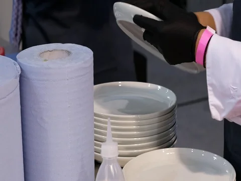 Washing dishes in the restaurant. 库存影片 80841034