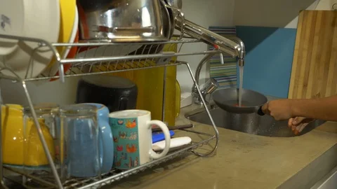 Washing a frying pan Stock-Footage 128002407