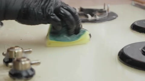 Washing the gas cooking panel with a sponge Video stock 155278890