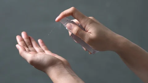 Washing hand by using alcohol spray to prevent coronavirus Vídeos de archivo 128222571