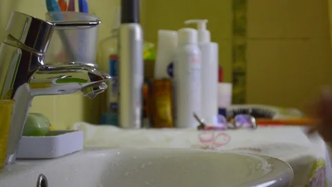 Washing hands in the bathroom closeup 動画素材 89423792