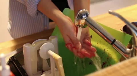 Washing hands Vídeos de archivo 21251922