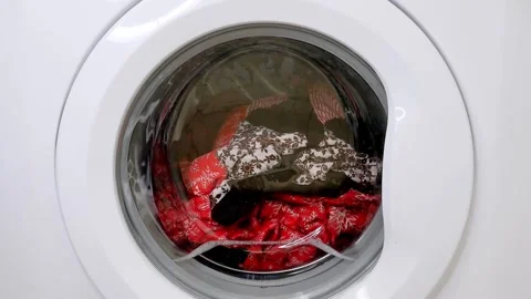 Washing machine door with spinning laundry Stockbeeldmateriaal 263908746