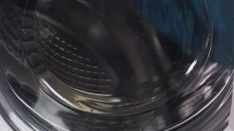 The washing machine is washing clothes, the drum with water and detergent is 库存影片 319578786