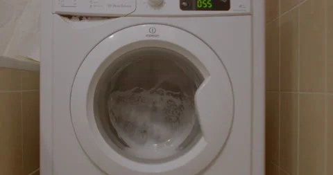 Washing machine works by using water and foam, cycle stop. Vídeos de archivo 178593641