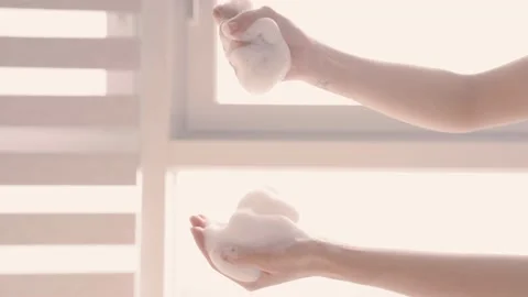 Washing my hands with soap bubbles. Vídeo Stock 167011951