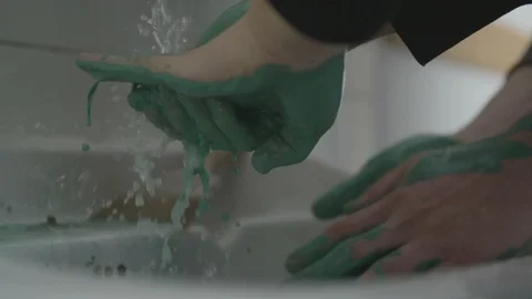 Washing painted hands Video stock 95541265