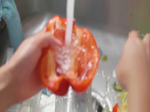 Washing pepper in slow motion  Video stock 80561978