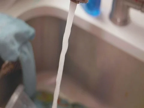 Washing red pepper in slow motion Video stock 80562173