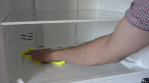 Washing the refrigerator in the middle 스톡 동영상 313805467