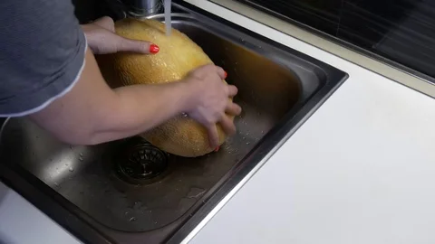 Washing a ripe melon Vídeos de archivo 113742924