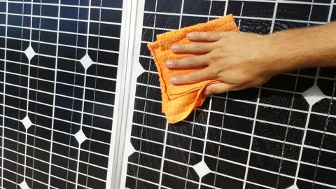 Washing a small solar panel by hand. 库存影片 142751813
