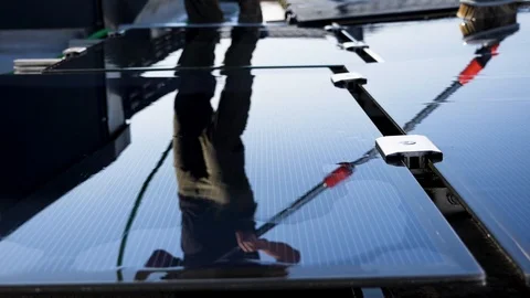 Washing solar panels Vídeo Stock 93684524