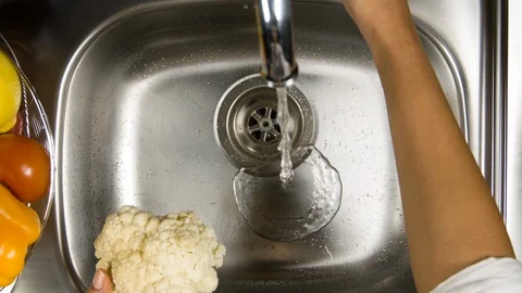 Washing vegetables 库存影片 87079518