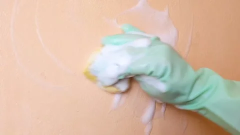 Washing the walls, cleaning the surface with a sponge and foam Video stock 309087890