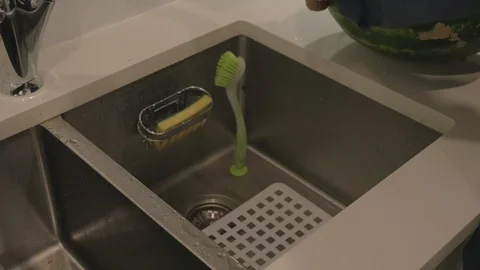 Washing watermelon in a kitchen sink. Stock-Footage 101404943