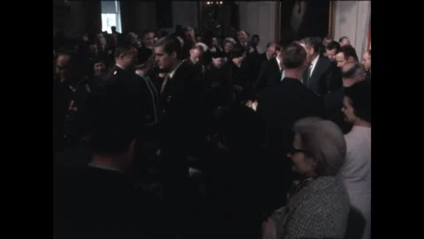WASHINGTON - 1969: Guests — Walking through the room 库存影片 347313928