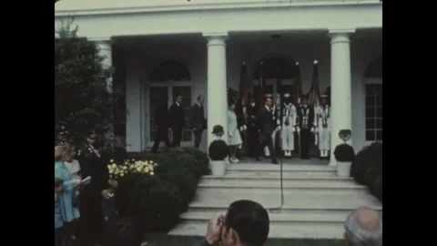WASHINGTON - 1970: Assembly — Guests face the building Vidéo 347313983