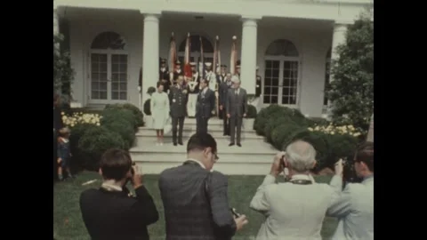 WASHINGTON - 1970: Flags — Spectators watch from the lawn Vidéo 347314218