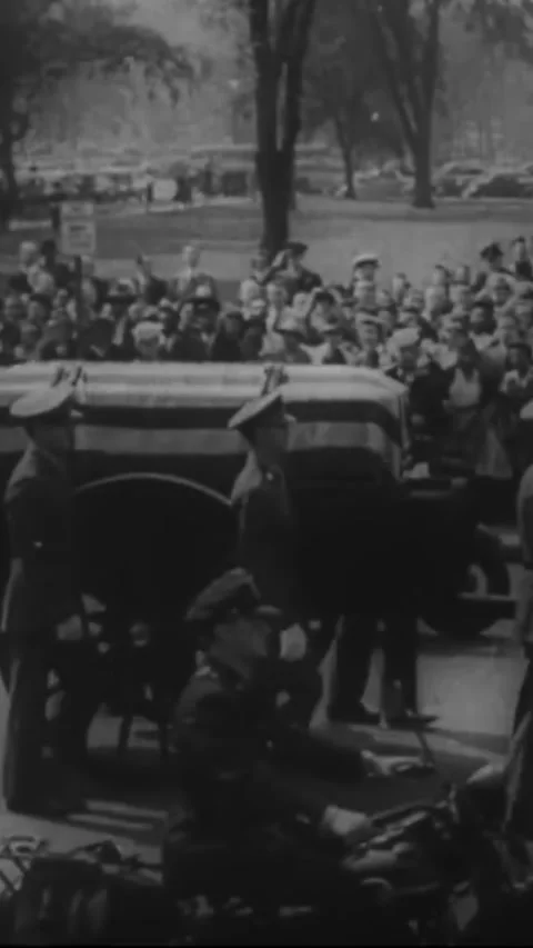 WASHINGTON DC - 1946 - FDR's funeral procession drives past mourners down Vídeos de archivo 342830167