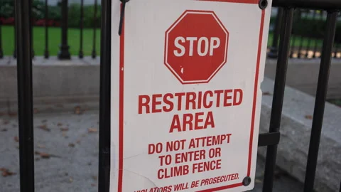 Washington DC 2023 - Restricted Area Do Not Enter Sign Outside White House 스톡 동영상 252599227