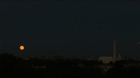 Washington DC, monuments full moon chopper 動画素材 82135