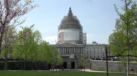 Washington DC US Capitol building grass park to entrance 4K 032 Vídeos de archivo 50180559
