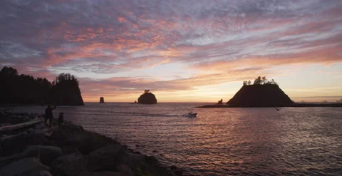 Washington - La Push Ocean Sunset as Boat Passes - 6K Slow Motion Vídeos de archivo 144078133
