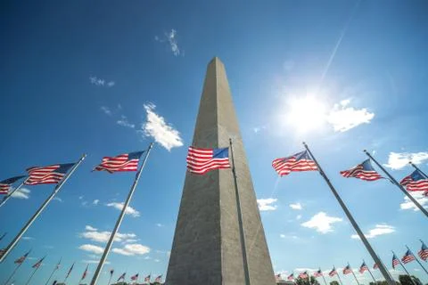 Washington memorial monument tower in D.C. American flags Foto stock