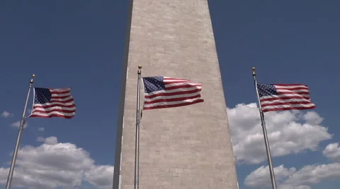 Washington Monument 3 Flags Blowing in the Wind Pan Up Vidéo 46607799