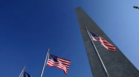 Washington Monument In DC With Flags From Below Vidéo 947042