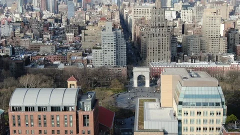 Washington Square Arch above Greenwich Village Rooftops Vídeo Stock 126901809