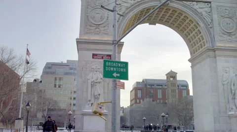 Washington Square Park arch Broadway downtown sign winter snow 4K NYC Stockbeeldmateriaal 47363319
