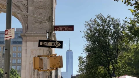 Washington Square Park Freedom Tower hot dog stand sign people New York City NYC 스톡 동영상 162594116