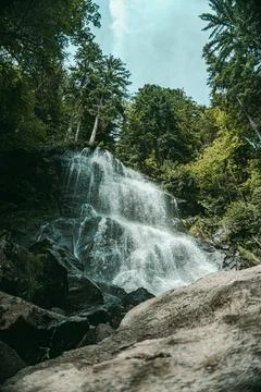 Wasserfall im Wald Stock Photos