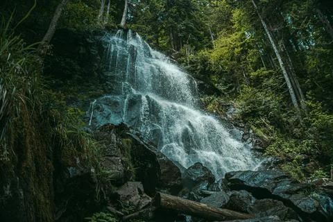 Wasserfall im Wald Quer Stock Photos