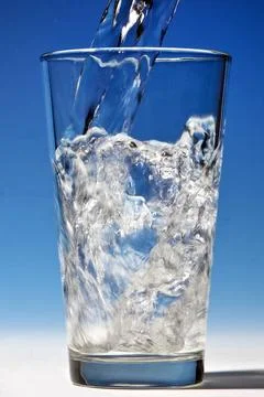 Wasserglas 02.tif Wasser wird in ein Glas gegossen Copyright: xZoonar.com/... Photos