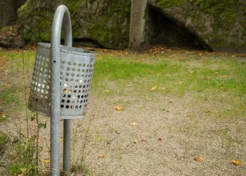 Waste bin on the trail Foto stock