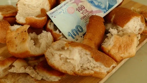 Waste of bread and 100 Turkish Lira banknotes, stale bread and material damage, Vídeos de archivo 106689006