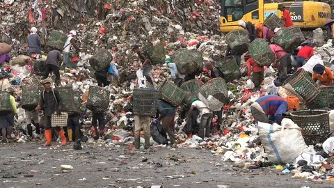 Waste collection landfill garbage dump Jakarta, employment low income Indonesia Vidéo 78439144
