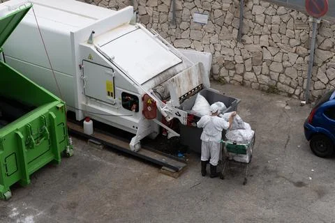 Waste Collection Worker Loading Garbage Into Compactor Truck Stock-Fotos