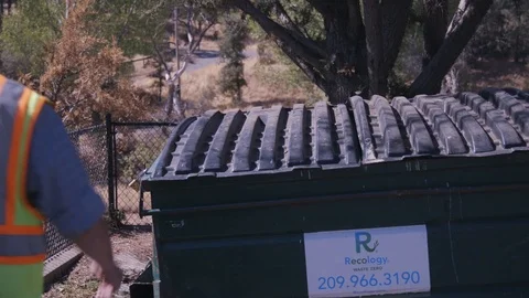Waste Collections Worker Locking Dumpster 库存影片 97649816