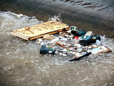 Waste on a river - pollution Stock-Fotos
