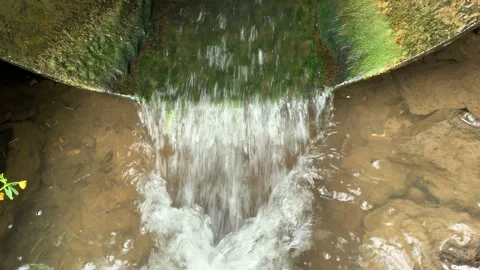 Waste water,mud flows from the pipe into the river Vidéo 161844912