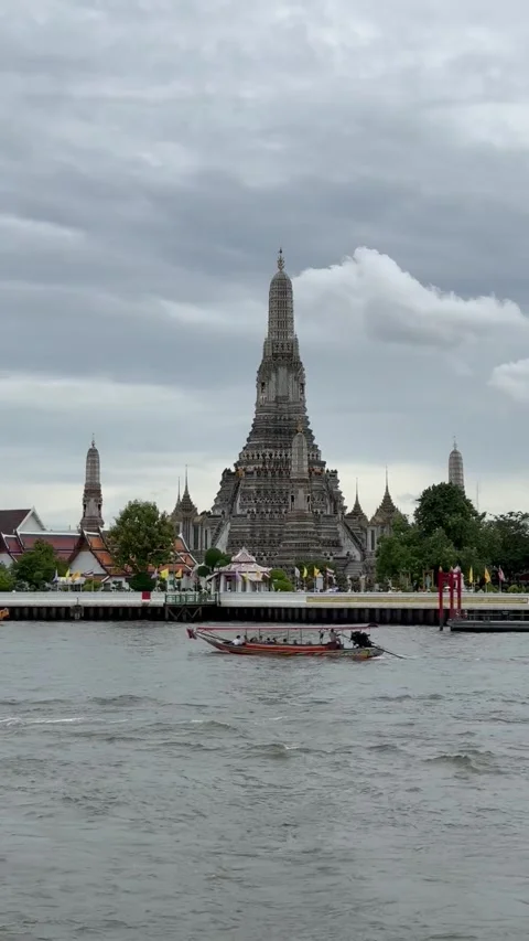 Wat Arun seen from Chao Phraya River, Bangkok, Thailand Vídeos de archivo 287601333