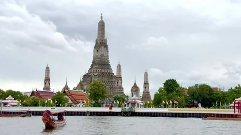 Wat Arun seen from Chao Phraya River, Bangkok, Thailand Vídeos de archivo 287602284