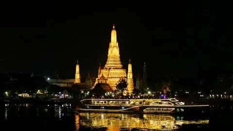 Wat Arun Temple with Chao Phraya river at night in Bangkok, Thailand Video stock 142245546